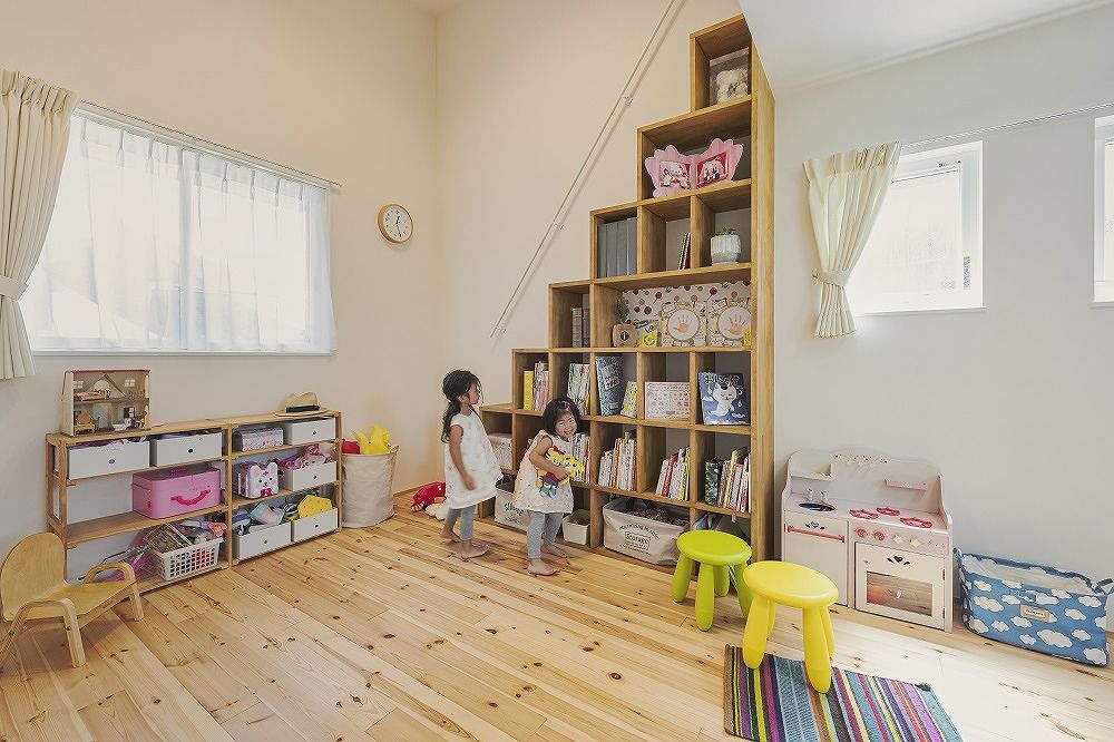 ＱＬＡＳＨＩＳＡ　高草木工務店 【間取り図有｜無垢材｜平屋】陽だまりに包まれて家族との時間を満喫　本棚階段のある遊びゴコロ溢れる家の建築実例画像4