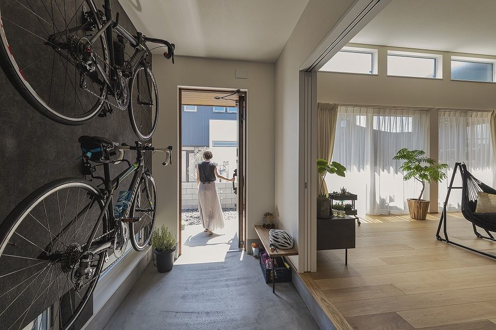 ＱＬＡＳＨＩＳＡ　高草木工務店 【間取り図有｜無垢材｜平屋】陽だまりに包まれて家族との時間を満喫　本棚階段のある遊びゴコロ溢れる家の建築実例画像5