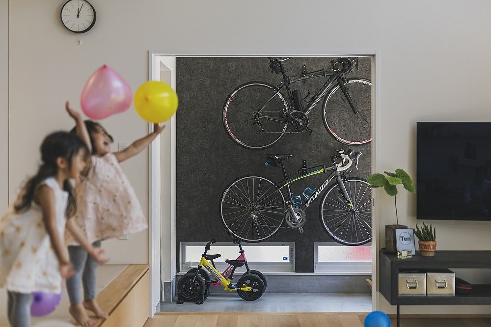 ＱＬＡＳＨＩＳＡ　高草木工務店 【間取り図有｜無垢材｜平屋】陽だまりに包まれて家族との時間を満喫　本棚階段のある遊びゴコロ溢れる家の建築実例画像7