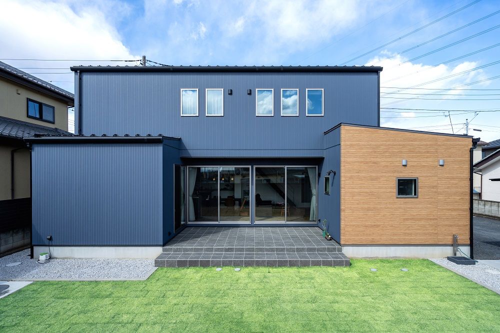 ＱＬＡＳＨＩＳＡ　高草木工務店 【太田市｜造作書斎/家事室｜無垢フローリング】収納計画でメリハリのある暮らしができる家-太陽光発電-ZEHの建築実例画像1