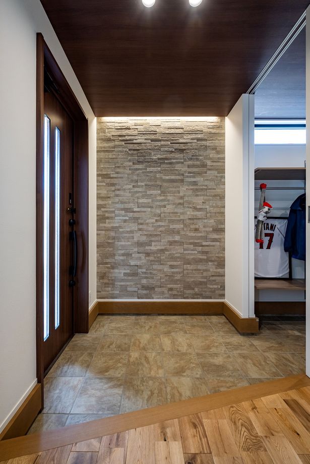 ＱＬＡＳＨＩＳＡ　高草木工務店 【太田市｜造作書斎/家事室｜無垢フローリング】収納計画でメリハリのある暮らしができる家-太陽光発電-ZEHの建築実例画像2