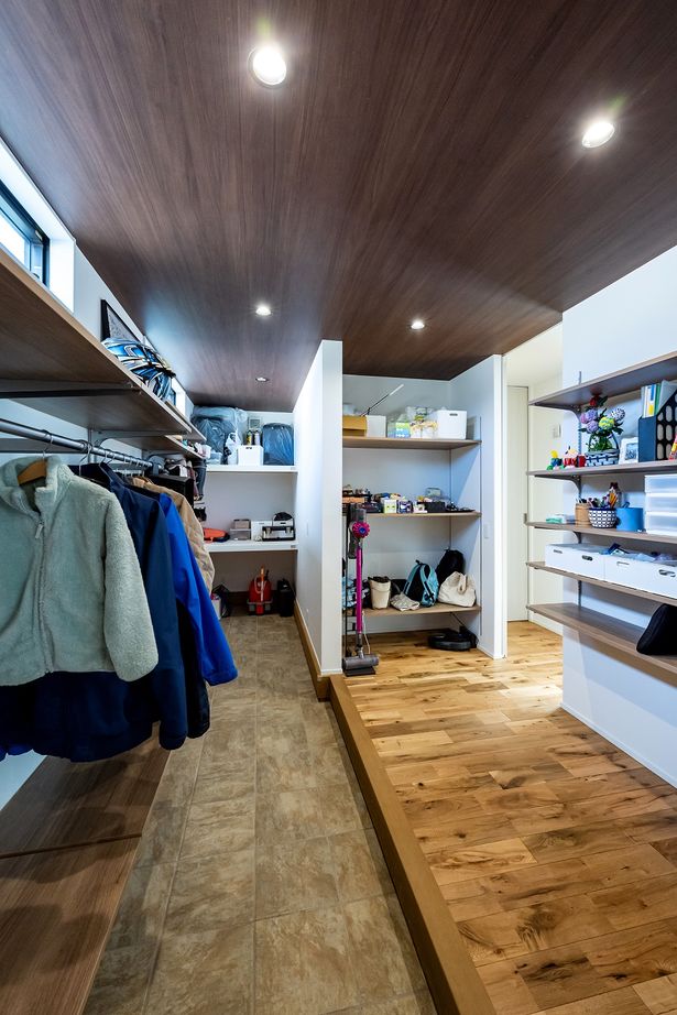 ＱＬＡＳＨＩＳＡ　高草木工務店 【太田市｜造作書斎/家事室｜無垢フローリング】収納計画でメリハリのある暮らしができる家-太陽光発電-ZEHの建築実例画像3