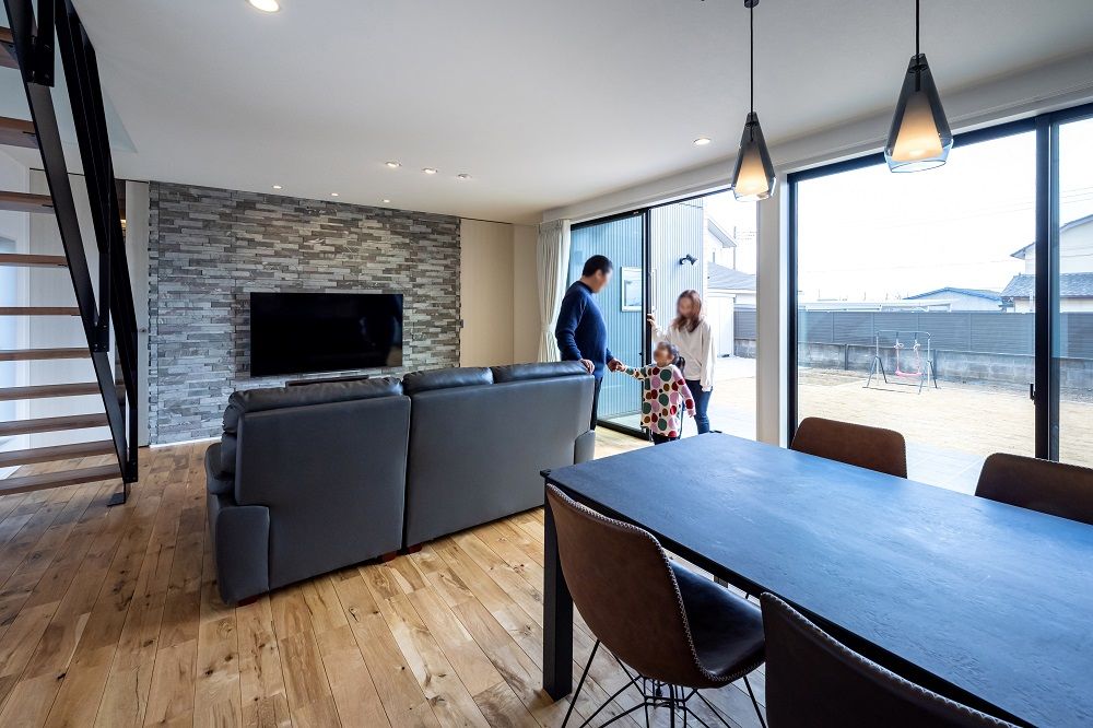 ＱＬＡＳＨＩＳＡ　高草木工務店 【太田市｜造作書斎/家事室｜無垢フローリング】収納計画でメリハリのある暮らしができる家-太陽光発電-ZEHの建築実例画像4