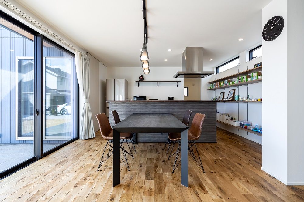 ＱＬＡＳＨＩＳＡ　高草木工務店 【太田市｜造作書斎/家事室｜無垢フローリング】収納計画でメリハリのある暮らしができる家-太陽光発電-ZEHの建築実例画像5