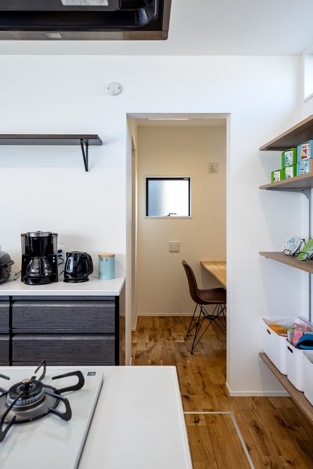 ＱＬＡＳＨＩＳＡ　高草木工務店 【太田市｜造作書斎/家事室｜無垢フローリング】収納計画でメリハリのある暮らしができる家-太陽光発電-ZEHの建築実例画像6