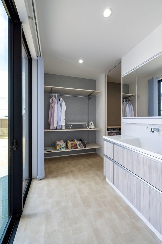 ＱＬＡＳＨＩＳＡ　高草木工務店 【太田市｜造作書斎/家事室｜無垢フローリング】収納計画でメリハリのある暮らしができる家-太陽光発電-ZEHの建築実例画像7