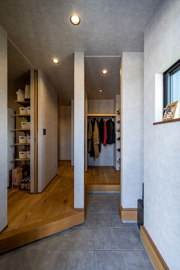 ＱＬＡＳＨＩＳＡ　高草木工務店 【伊勢崎市｜造作洗面台｜無垢フローリング｜猫と暮らす】平屋のような暮らしができるシックな1.5階建ての建築実例画像2