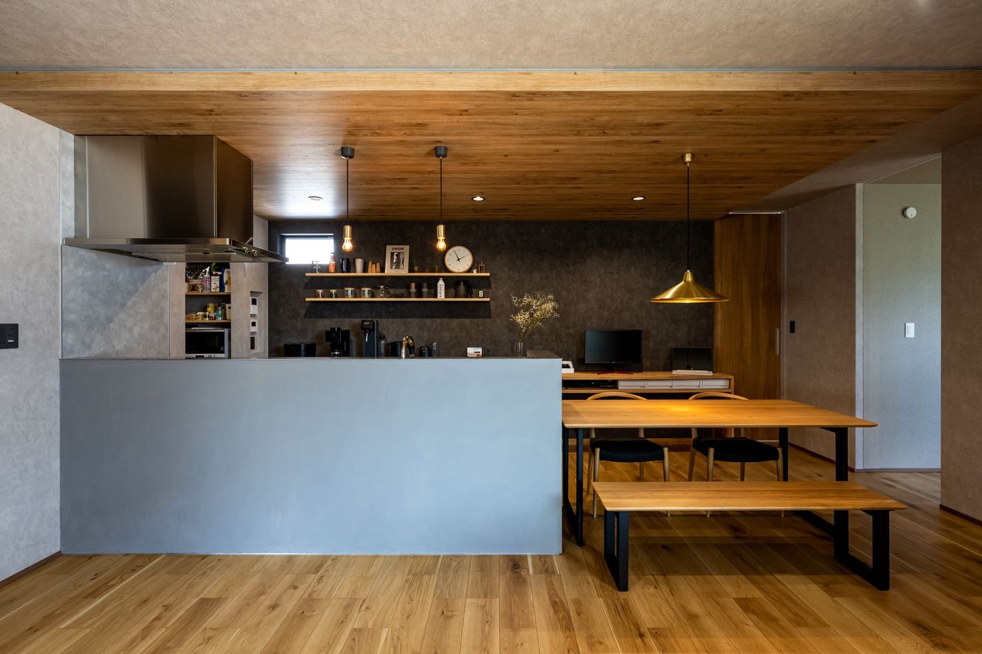 ＱＬＡＳＨＩＳＡ　高草木工務店 【伊勢崎市｜造作洗面台｜無垢フローリング｜猫と暮らす】平屋のような暮らしができるシックな1.5階建ての建築実例画像3