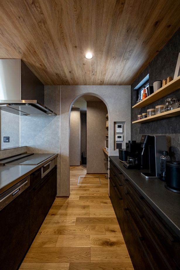 ＱＬＡＳＨＩＳＡ　高草木工務店 【伊勢崎市｜造作洗面台｜無垢フローリング｜猫と暮らす】平屋のような暮らしができるシックな1.5階建ての建築実例画像4