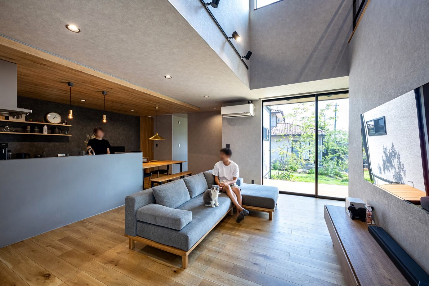 ＱＬＡＳＨＩＳＡ　高草木工務店 【伊勢崎市｜造作洗面台｜無垢フローリング｜猫と暮らす】平屋のような暮らしができるシックな1.5階建ての建築実例画像5