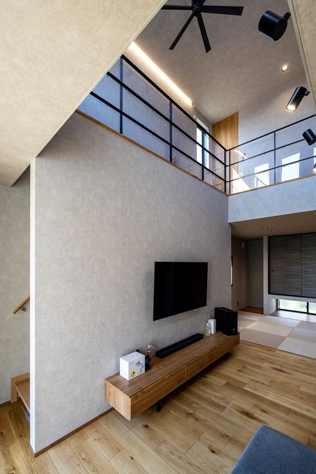 ＱＬＡＳＨＩＳＡ　高草木工務店 【伊勢崎市｜造作洗面台｜無垢フローリング｜猫と暮らす】平屋のような暮らしができるシックな1.5階建ての建築実例画像6