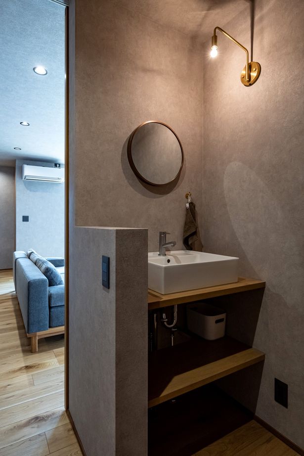 ＱＬＡＳＨＩＳＡ　高草木工務店 【伊勢崎市｜造作洗面台｜無垢フローリング｜猫と暮らす】平屋のような暮らしができるシックな1.5階建ての建築実例画像7