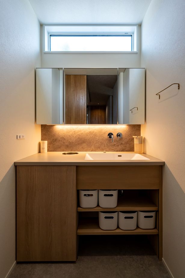 ＱＬＡＳＨＩＳＡ　高草木工務店 【伊勢崎市｜造作洗面台｜無垢フローリング｜猫と暮らす】平屋のような暮らしができるシックな1.5階建ての建築実例画像8