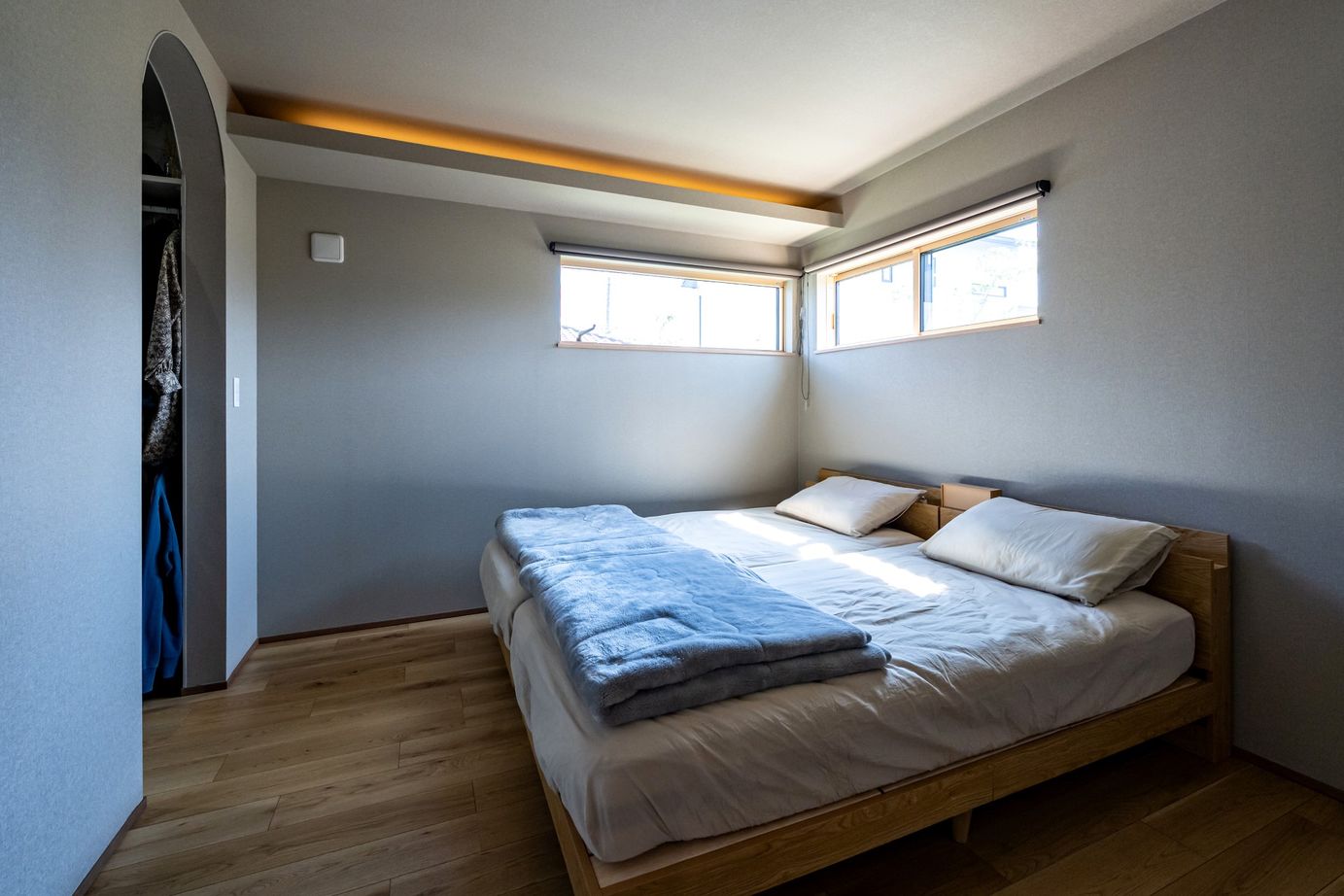 ＱＬＡＳＨＩＳＡ　高草木工務店 【伊勢崎市｜造作洗面台｜無垢フローリング｜猫と暮らす】平屋のような暮らしができるシックな1.5階建ての建築実例画像9