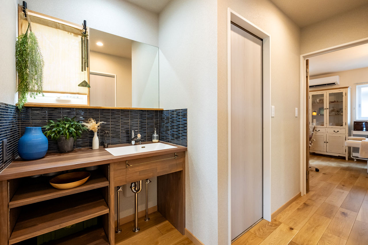 ＱＬＡＳＨＩＳＡ　高草木工務店 【伊勢崎市｜造作洗面台｜店舗併用住宅｜平屋】夫婦2人だけの趣味と仕事のセカンドライフ満喫の平屋の建築実例画像4
