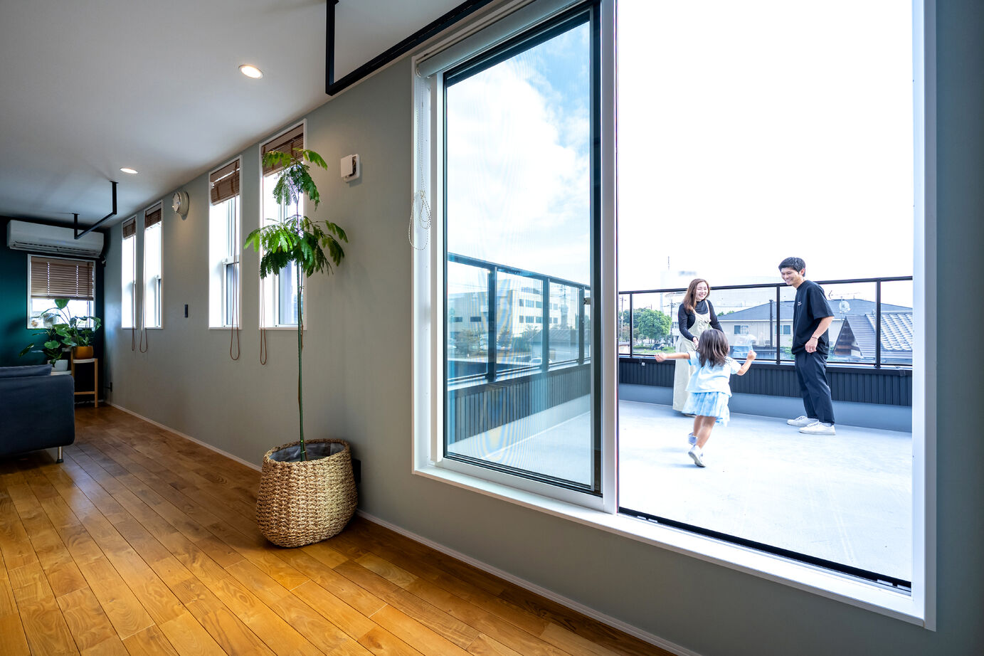 ＱＬＡＳＨＩＳＡ　高草木工務店 【伊勢崎市｜土間書斎｜造作洗面｜無垢フローリング】やりたいことを詰め込んだ2世帯住宅の建築実例画像2