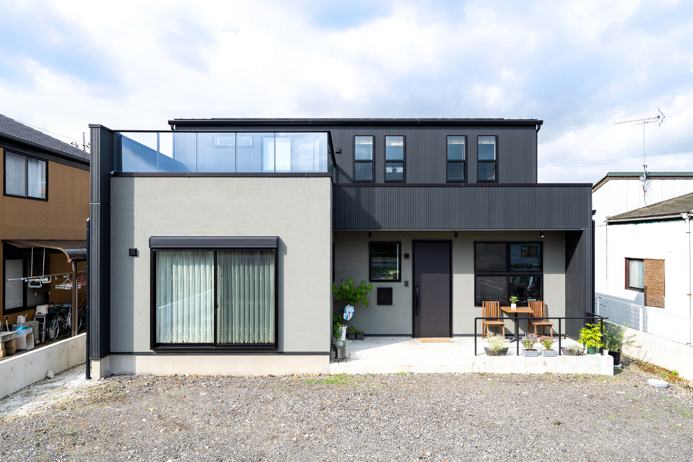 ＱＬＡＳＨＩＳＡ　高草木工務店 【伊勢崎市｜土間書斎｜造作洗面｜無垢フローリング】やりたいことを詰め込んだ2世帯住宅の建築実例画像5