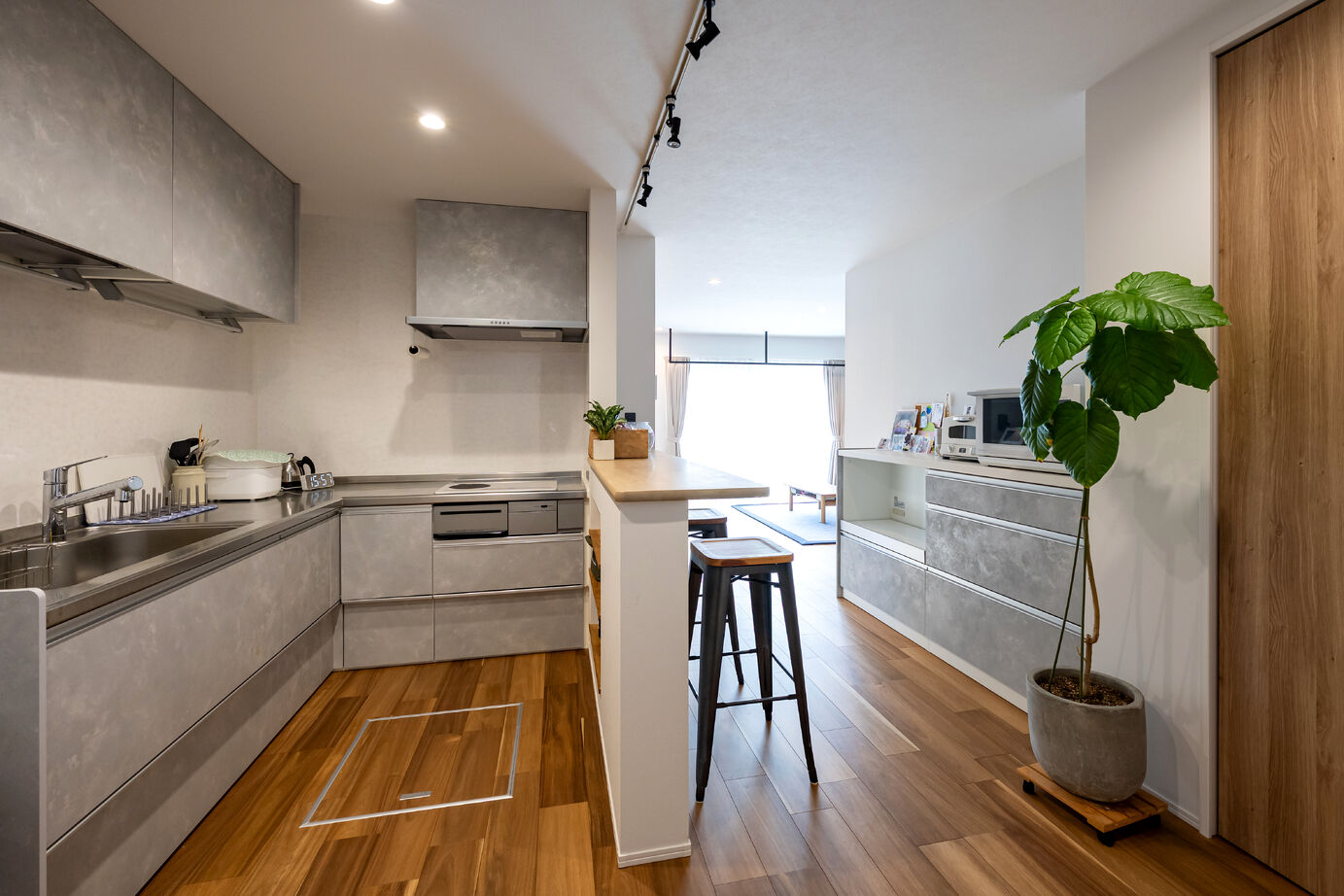 ＱＬＡＳＨＩＳＡ　高草木工務店 【伊勢崎市｜土間書斎｜造作洗面｜無垢フローリング】やりたいことを詰め込んだ2世帯住宅の建築実例画像10