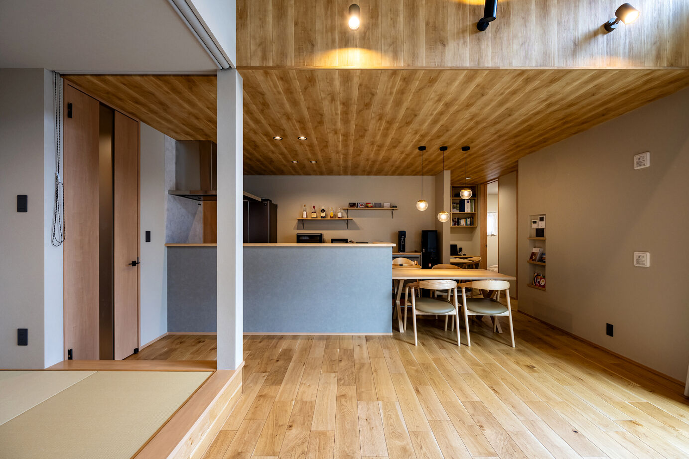 ＱＬＡＳＨＩＳＡ　高草木工務店 【伊勢崎市｜造作洗面台｜平屋】木の温もりとシンプルなデザインが調和する平屋の建築実例画像2