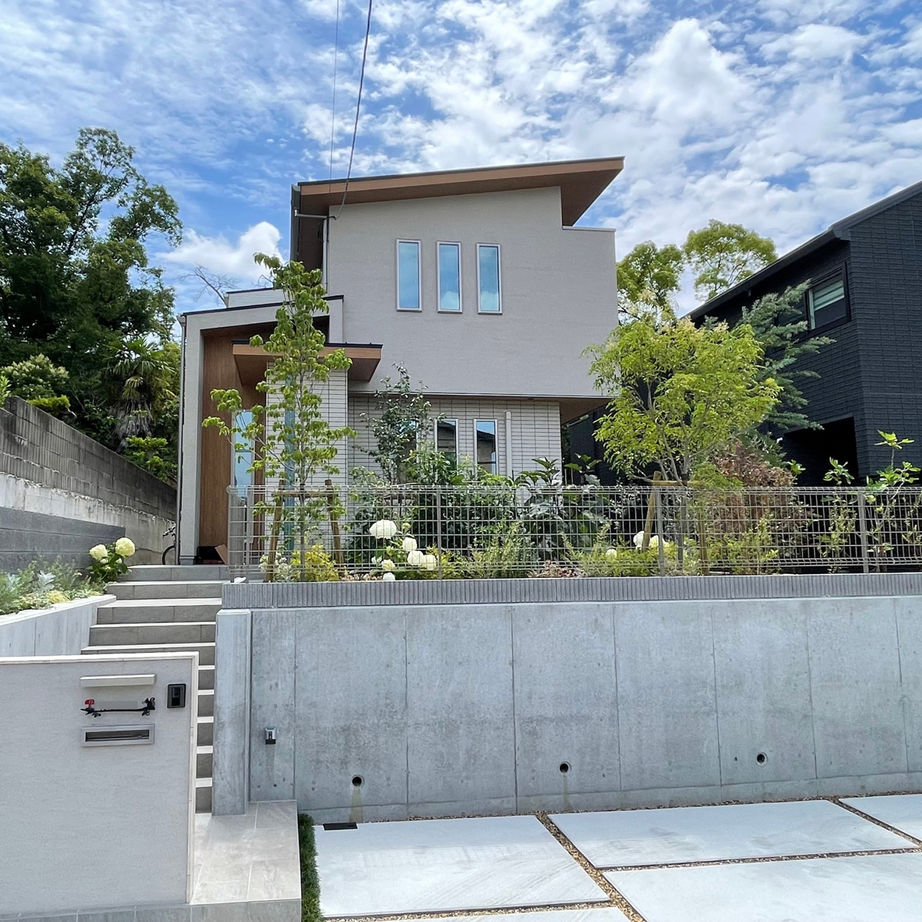 エソラ（アプローズデザイン） 【大阪府/2000万円台/豊中市/間取り図有/2階建て】外からの視線を排除し、高台からの眺望でおうち時間充実の建築実例画像1