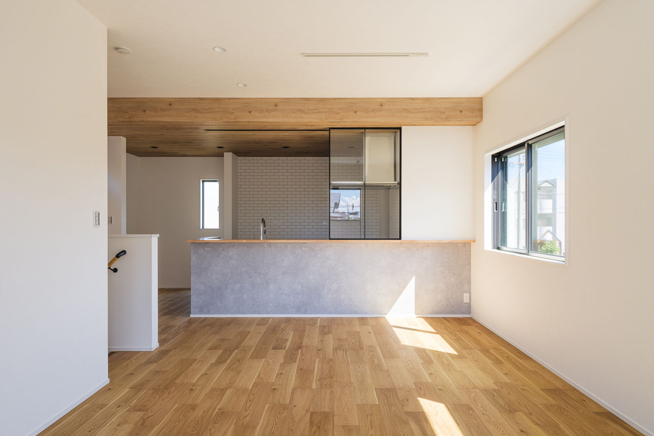 エソラ（アプローズデザイン） 【尼崎市／2500～3000万円／間取り図有】白壁と木の質感を掛け合わせ、心地よさが引き立つシンプルデザインの建築実例画像2