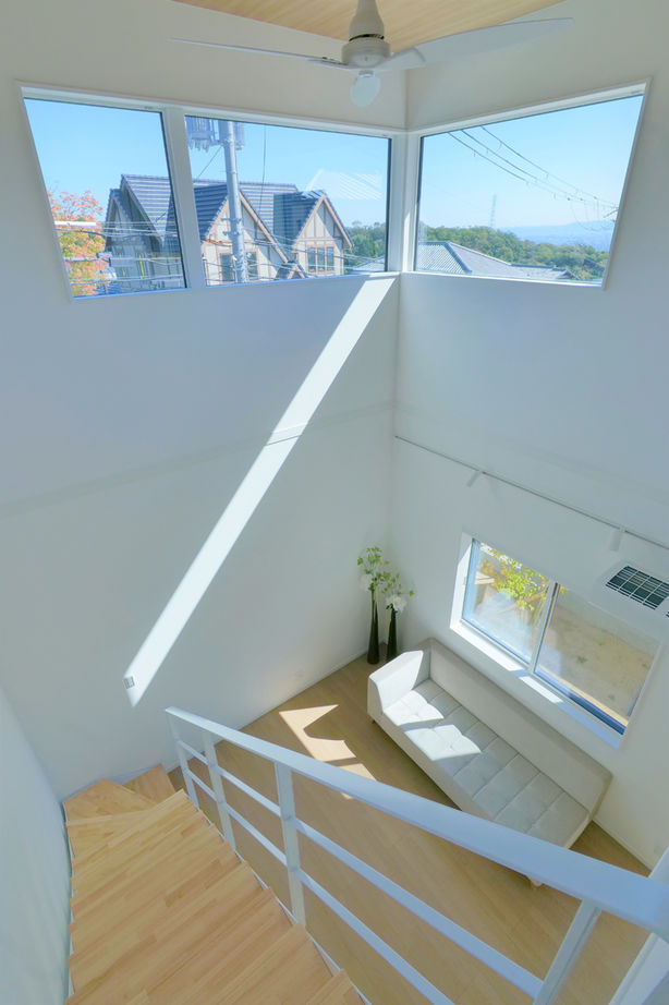 エソラ（アプローズデザイン） 【西宮市／2500～3000万円／間取り図有】光が降り注ぐ吹き抜けと大開口。木のぬくもりに包まれる住まいの建築実例画像3