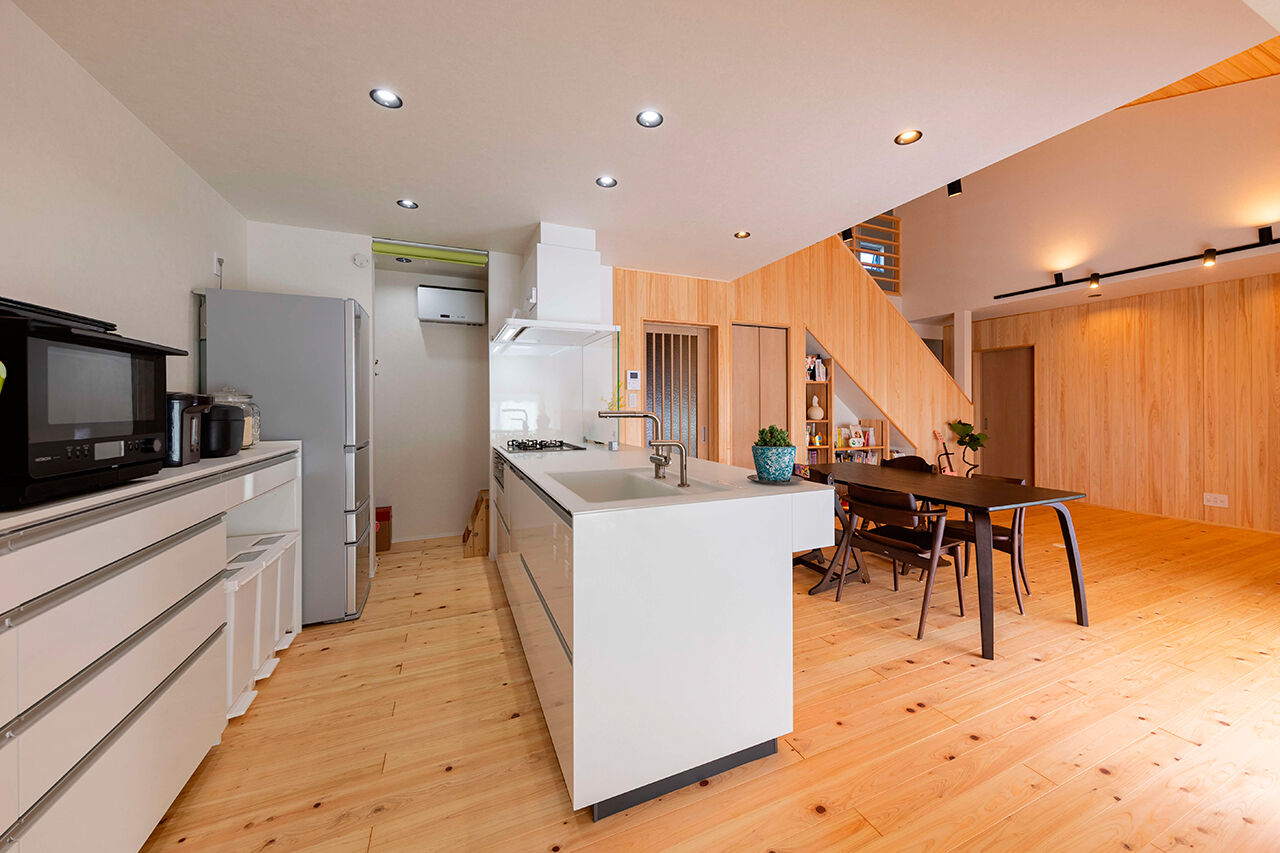 CASA LABO（カーサラボ） by ショーナン・ホーム 【瀬戸市｜30坪台】ヒノキが香る吹抜リビングと平屋的な間取りが◎ 高気密・高断熱な【ECOボード】の家の建築実例画像4