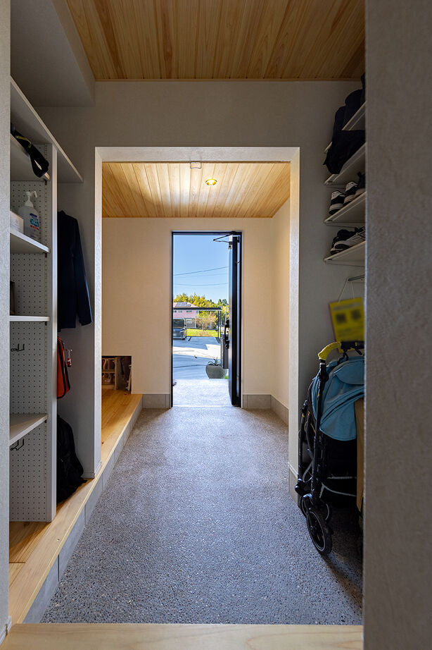 CASA LABO（カーサラボ） by ショーナン・ホーム 【瀬戸市｜30坪台】ヒノキが香る吹抜リビングと平屋的な間取りが◎ 高気密・高断熱な【ECOボード】の家の建築実例画像6