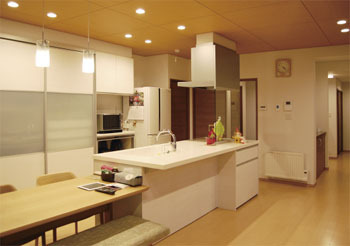 イワクラホーム 【ホームシアター/トレーニングスペース/吹抜け】31畳ＬＤＫ×22.5畳フリースペースで広々空間を大満喫！の建築実例画像3