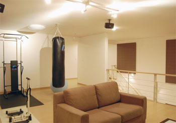 イワクラホーム 【ホームシアター/トレーニングスペース/吹抜け】31畳ＬＤＫ×22.5畳フリースペースで広々空間を大満喫！の建築実例画像6