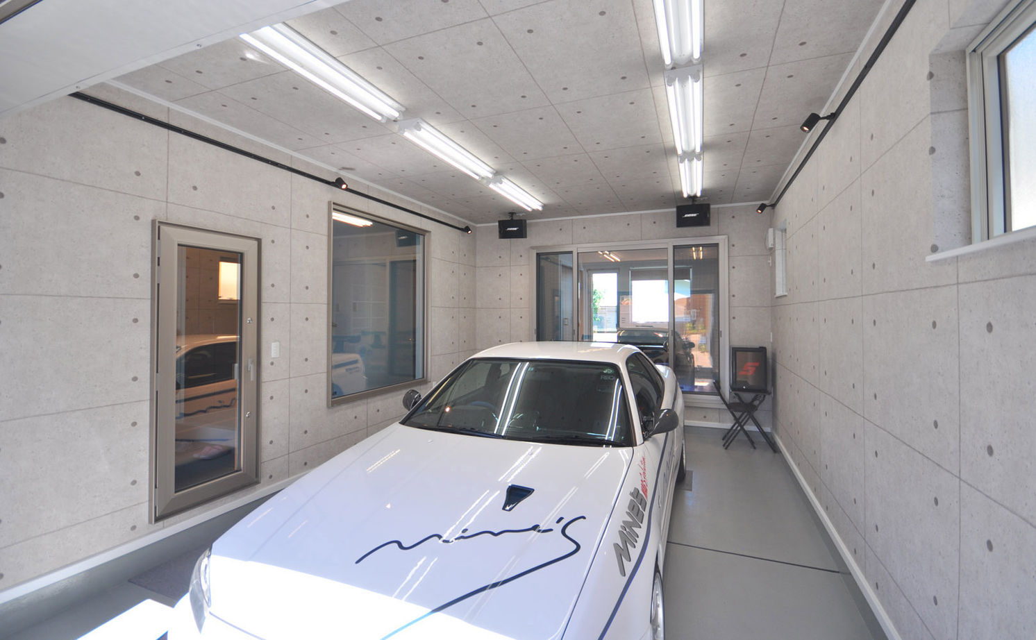 イワクラホーム 【夫婦＋子ども３人/4LDK間取り図/収納充実/趣味部屋】室内からも車が愛でられるビルトインガレージハウスの建築実例画像3