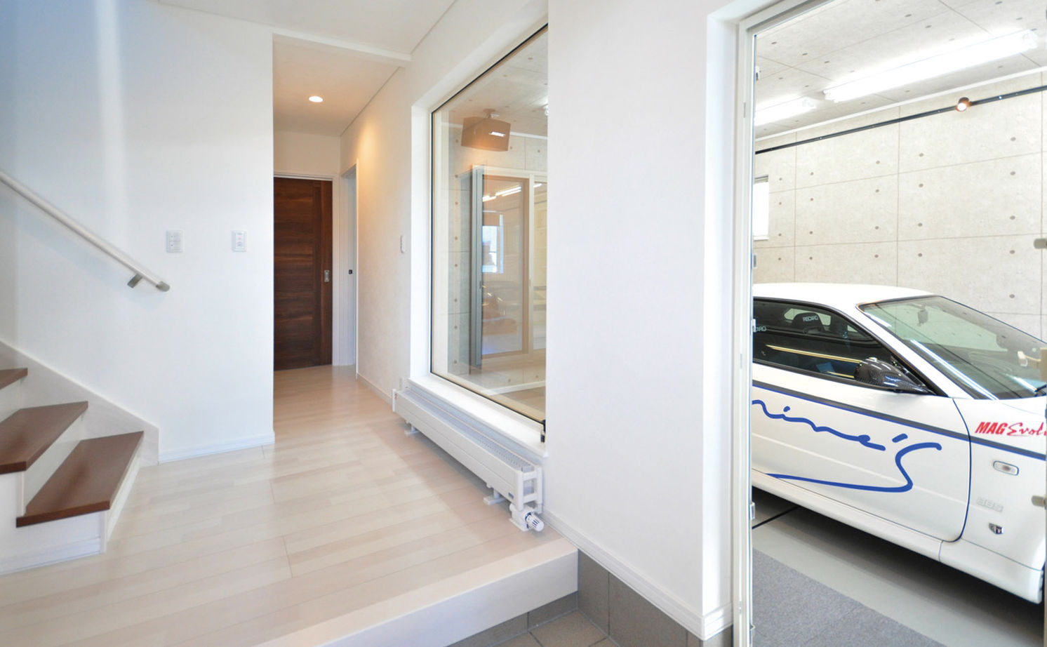 イワクラホーム 【夫婦＋子ども３人/4LDK間取り図/収納充実/趣味部屋】室内からも車が愛でられるビルトインガレージハウスの建築実例画像5