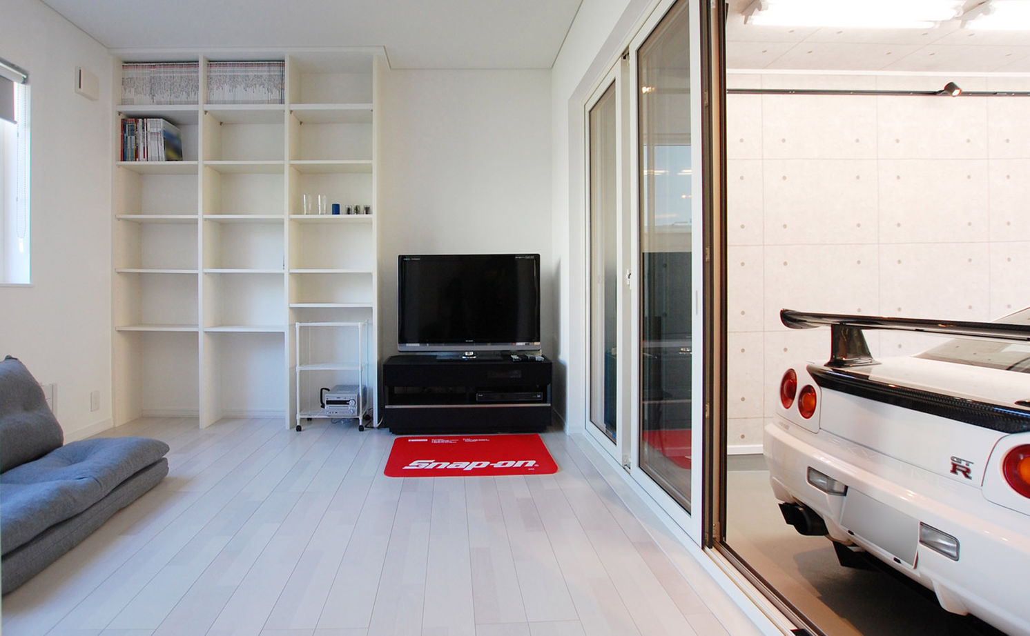 イワクラホーム 【夫婦＋子ども３人/4LDK間取り図/収納充実/趣味部屋】室内からも車が愛でられるビルトインガレージハウスの建築実例画像7