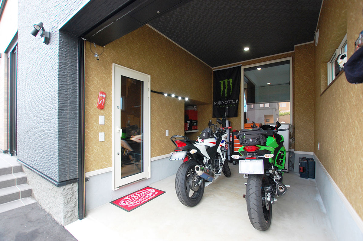 イワクラホーム 【室蘭市/3人家族(子ども1人)/4LDK間取図有】室内からも愛車を眺められるバイク用のビルトインガレージの家の建築実例画像