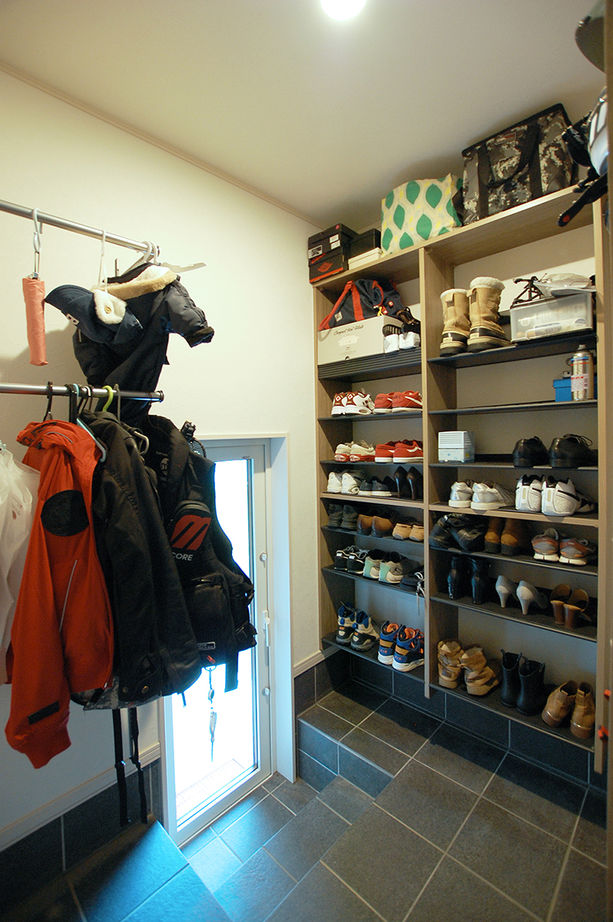 イワクラホーム 【室蘭市/3人家族(子ども1人)/4LDK間取図有】室内からも愛車を眺められるバイク用のビルトインガレージの家の建築実例画像7