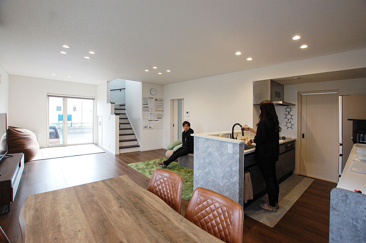 イワクラホーム 【江別市／4人家族】家族みんなが笑顔になる、広々リビングの家の建築実例画像