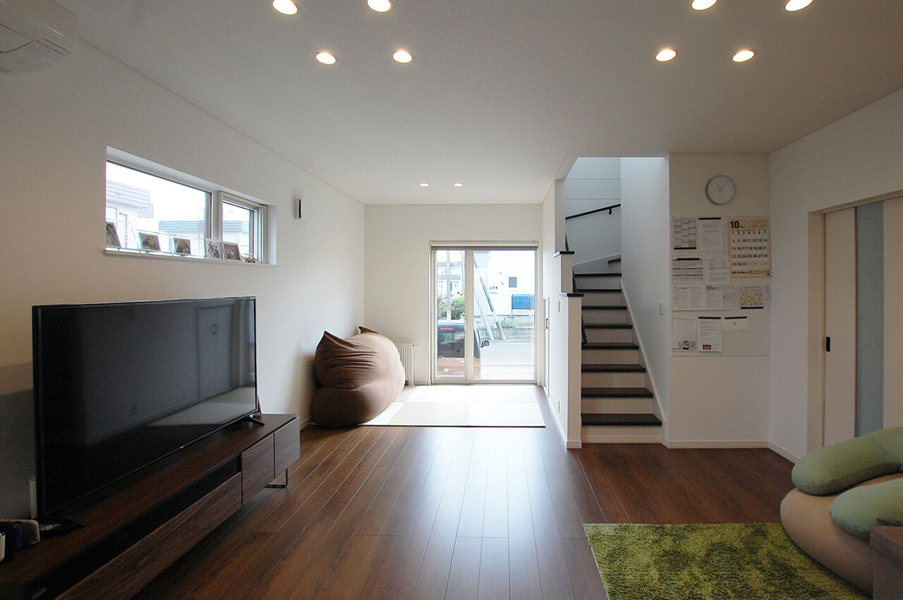 イワクラホーム 【江別市／4人家族】家族みんなが笑顔になる、広々リビングの家の建築実例画像3