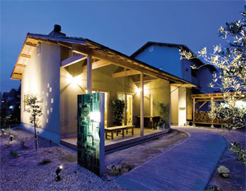 エムズアソシエイツ 木の瓦屋根の店舗併用住宅。予算内で実現できた　諦めかけた夢以上の出来栄えの建築実例画像1