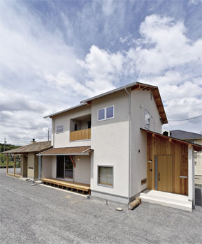 エムズアソシエイツ 木の瓦屋根の店舗併用住宅。予算内で実現できた　諦めかけた夢以上の出来栄えの建築実例画像2