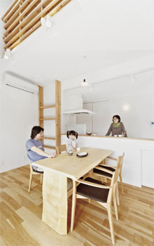 エムズアソシエイツ 木の瓦屋根の店舗併用住宅。予算内で実現できた　諦めかけた夢以上の出来栄えの建築実例画像3