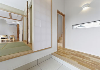 エムズアソシエイツ 木の瓦屋根の店舗併用住宅。予算内で実現できた　諦めかけた夢以上の出来栄えの建築実例画像4