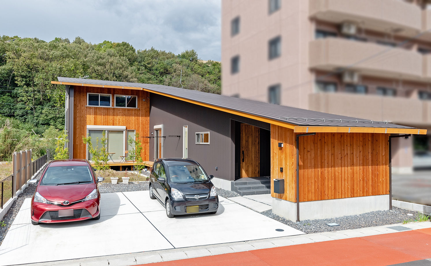 エムズアソシエイツ 【平屋風/52.9坪/間取り図】27m長屋根の二世帯住宅。家族との距離感を保つ工夫のある平屋風和モダンの家の建築実例画像2