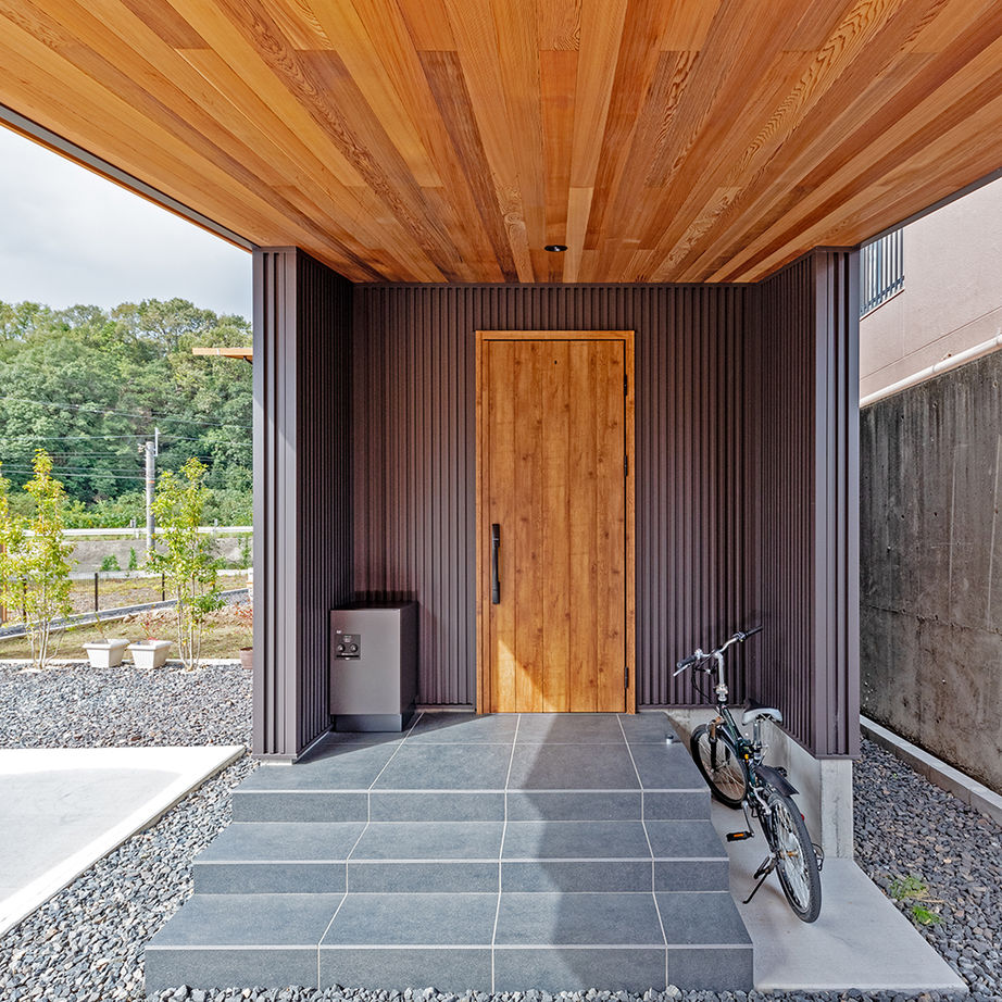 エムズアソシエイツ 【平屋風/52.9坪/間取り図】27m長屋根の二世帯住宅。家族との距離感を保つ工夫のある平屋風和モダンの家の建築実例画像3