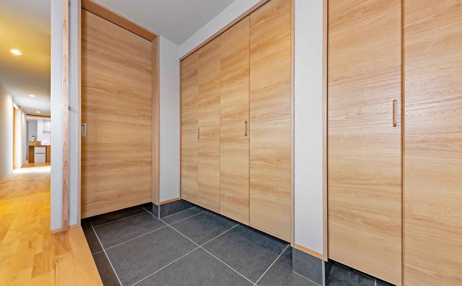 エムズアソシエイツ 【平屋風/52.9坪/間取り図】27m長屋根の二世帯住宅。家族との距離感を保つ工夫のある平屋風和モダンの家の建築実例画像4