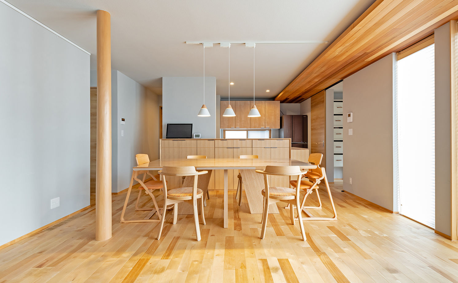 エムズアソシエイツ 【平屋風/52.9坪/間取り図】27m長屋根の二世帯住宅。家族との距離感を保つ工夫のある平屋風和モダンの家の建築実例画像9