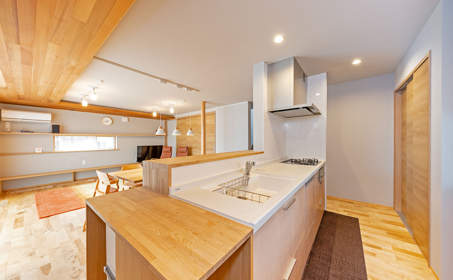 エムズアソシエイツ 【平屋風/52.9坪/間取り図】27m長屋根の二世帯住宅。家族との距離感を保つ工夫のある平屋風和モダンの家の建築実例画像10