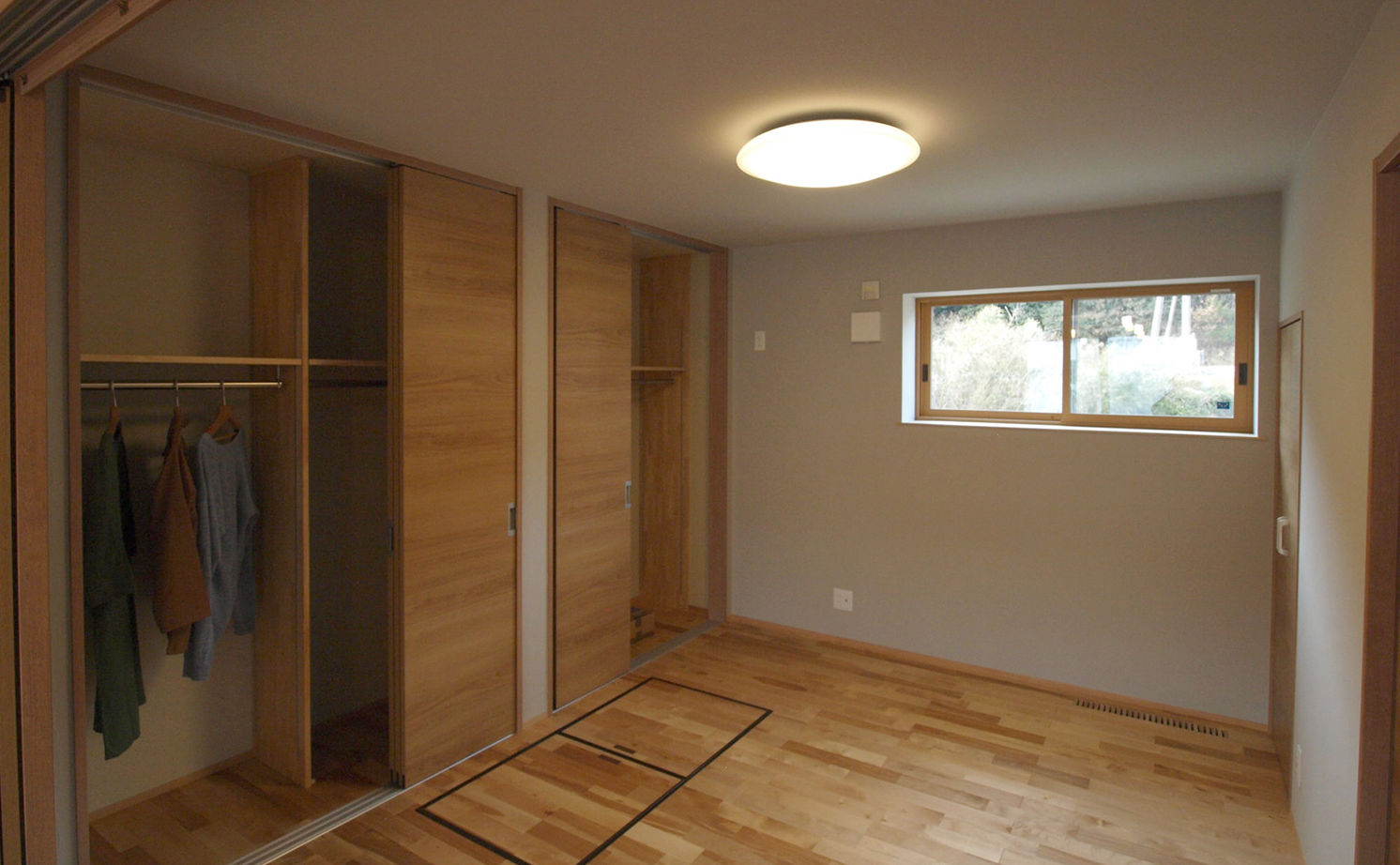 エムズアソシエイツ 【平屋風/52.9坪/間取り図】27m長屋根の二世帯住宅。家族との距離感を保つ工夫のある平屋風和モダンの家の建築実例画像12