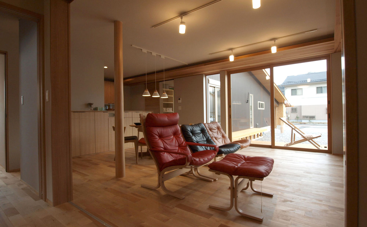 エムズアソシエイツ 【平屋風/52.9坪/間取り図】27m長屋根の二世帯住宅。家族との距離感を保つ工夫のある平屋風和モダンの家の建築実例画像13