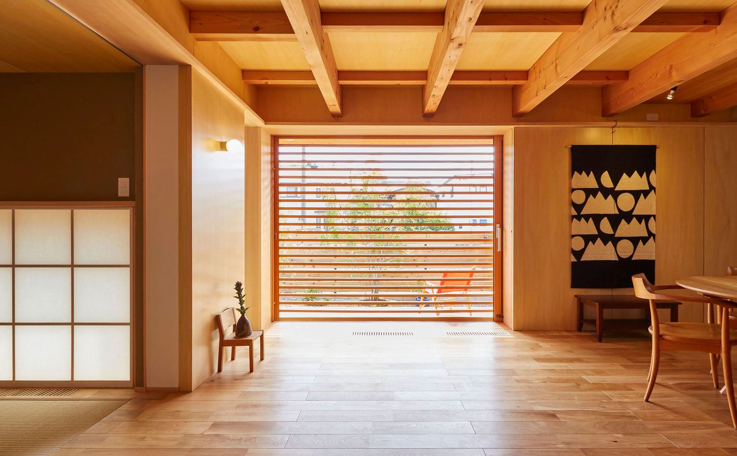 エムズアソシエイツ  【31.5坪/間取り図】高気密高断熱の快適性＋木製サッシ＋自然素材＋造作家具、外と繋がる開放感あふれる家 の建築実例画像4