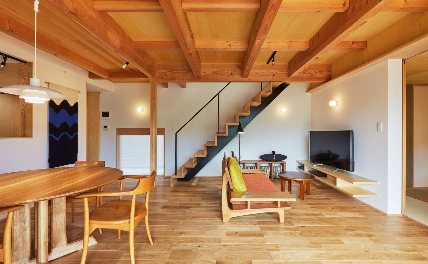 エムズアソシエイツ  【31.5坪/間取り図】高気密高断熱の快適性＋木製サッシ＋自然素材＋造作家具、外と繋がる開放感あふれる家 の建築実例画像17